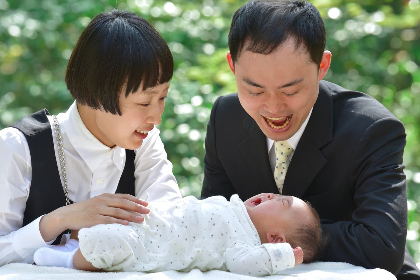 中山寺でお宮参りの赤ちゃんの家族写真