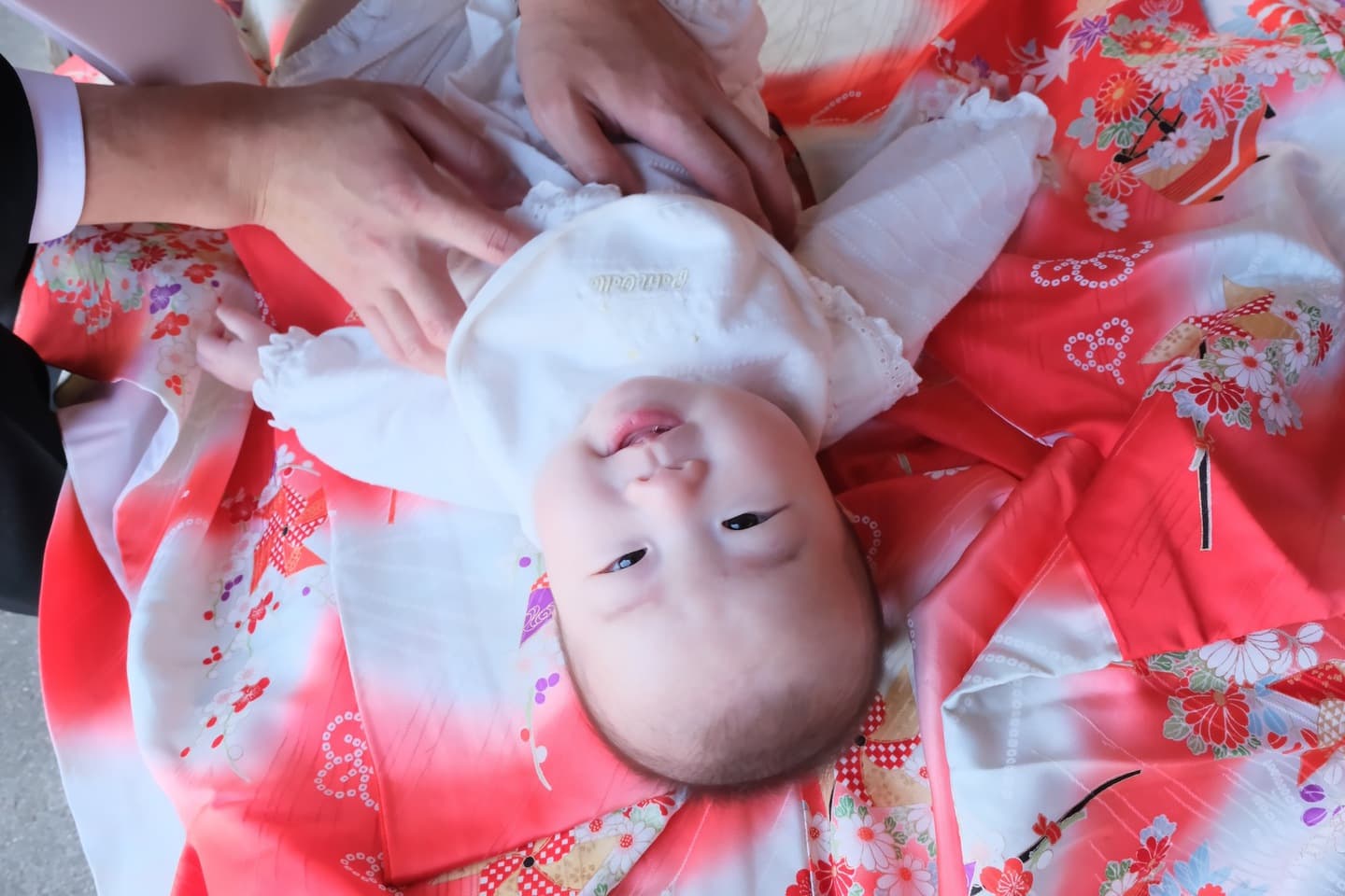 中山寺でお宮参りの赤ちゃんの家族写真