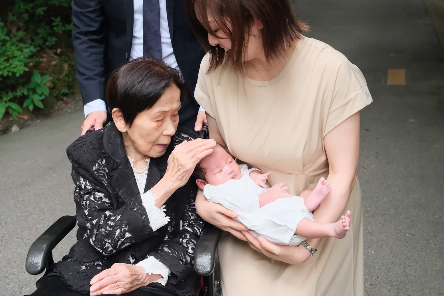 中山寺でお宮参りの赤ちゃんの家族写真