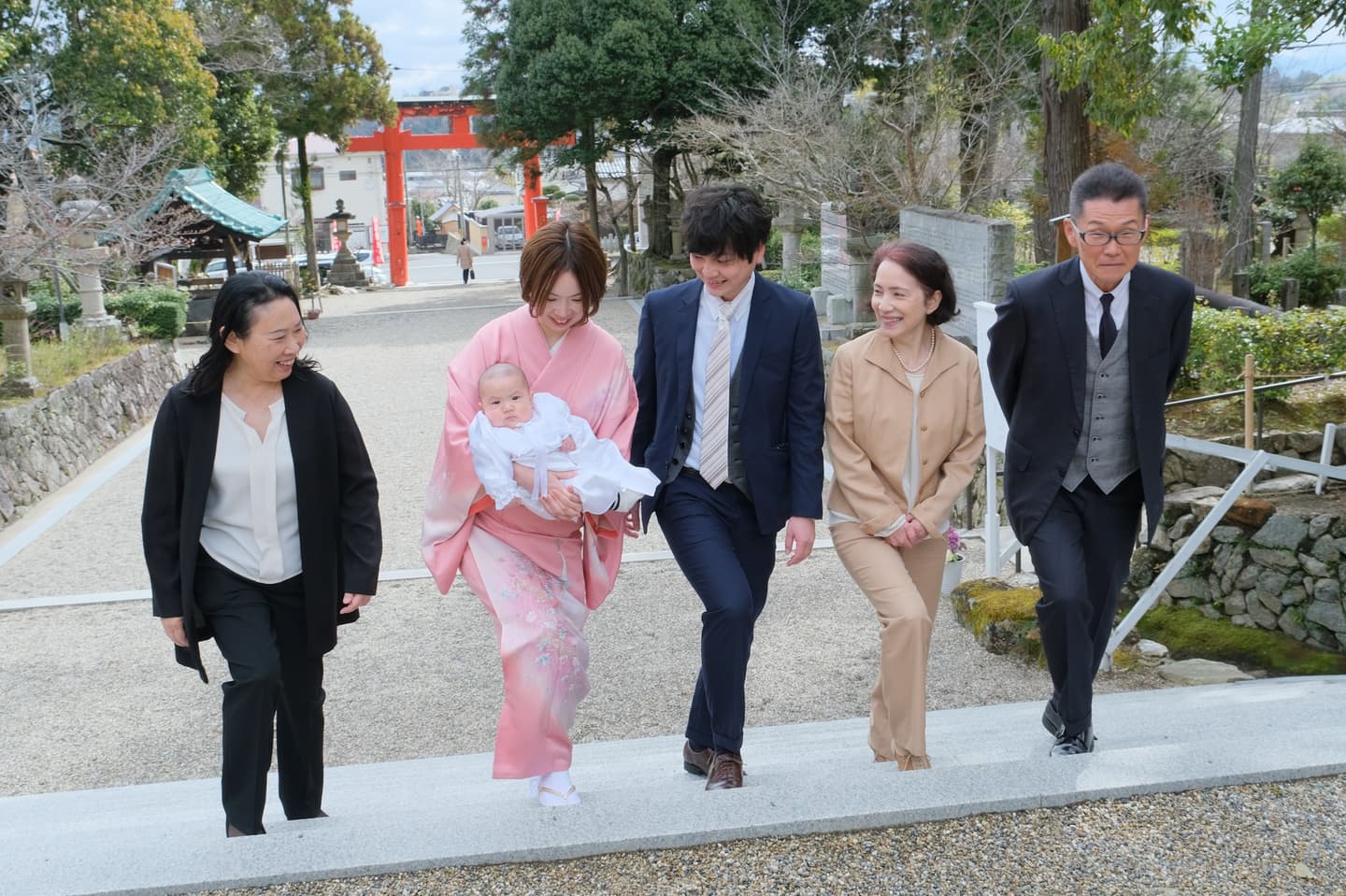 龍田大社でお宮参りの赤ちゃんの家族写真