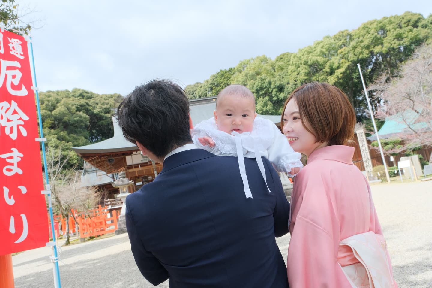 龍田大社でお宮参りの赤ちゃんの家族写真