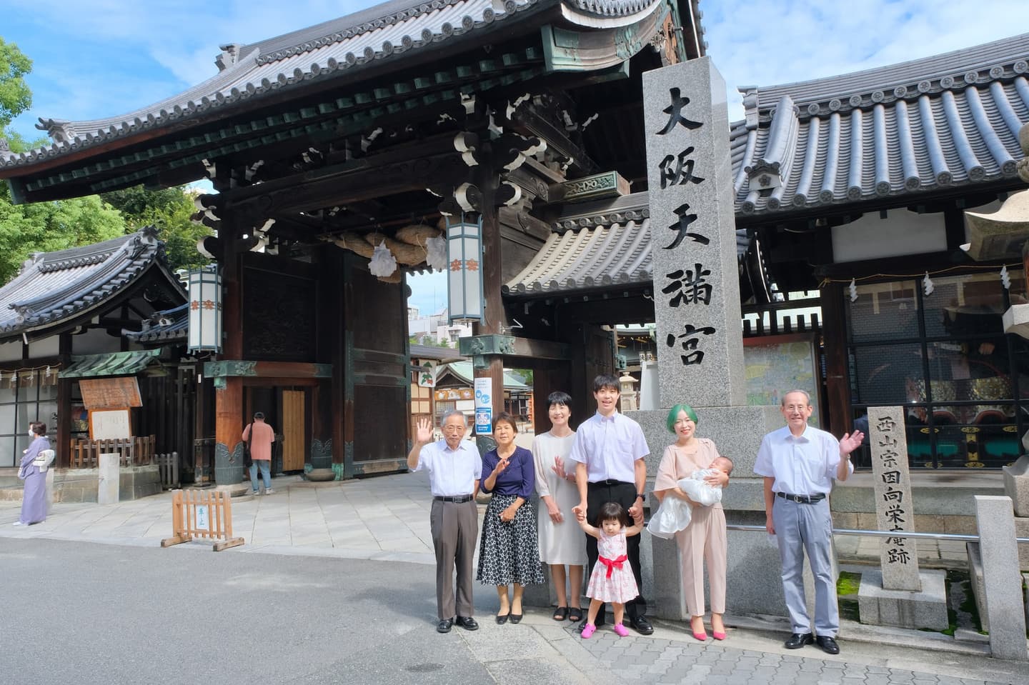 大阪天満宮でお宮参りの赤ちゃんの家族写真