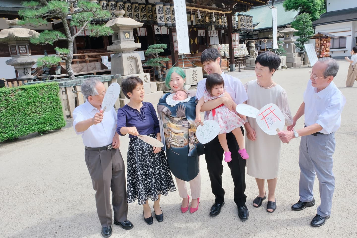 大阪天満宮でお宮参りの赤ちゃんの家族写真