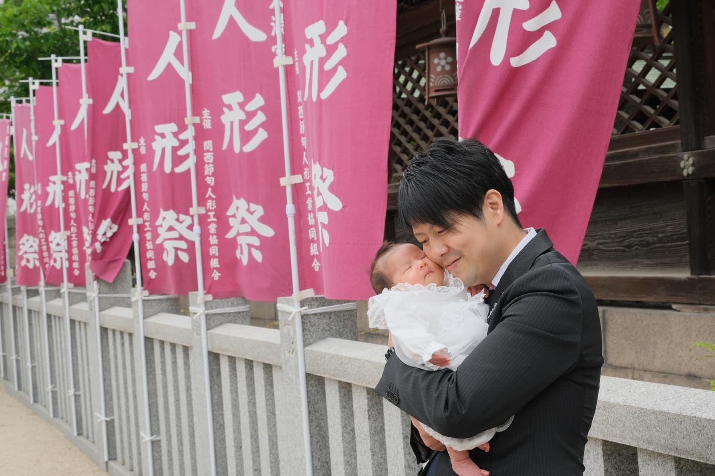 大阪天満宮でお宮参りの赤ちゃんの家族写真