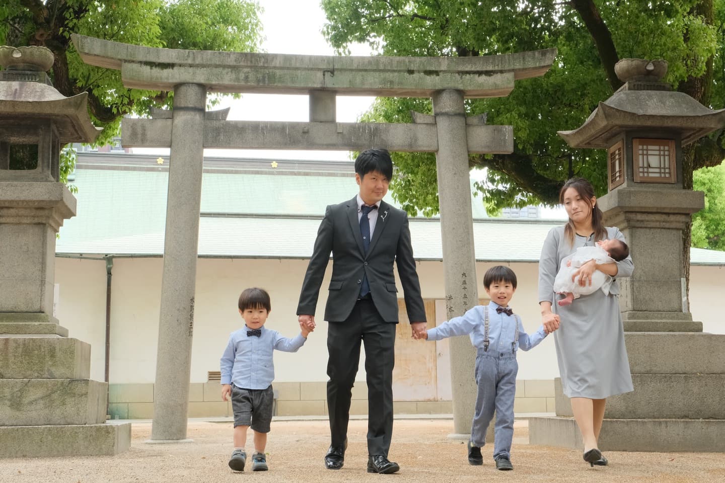 大阪天満宮でお宮参りの赤ちゃんの家族写真