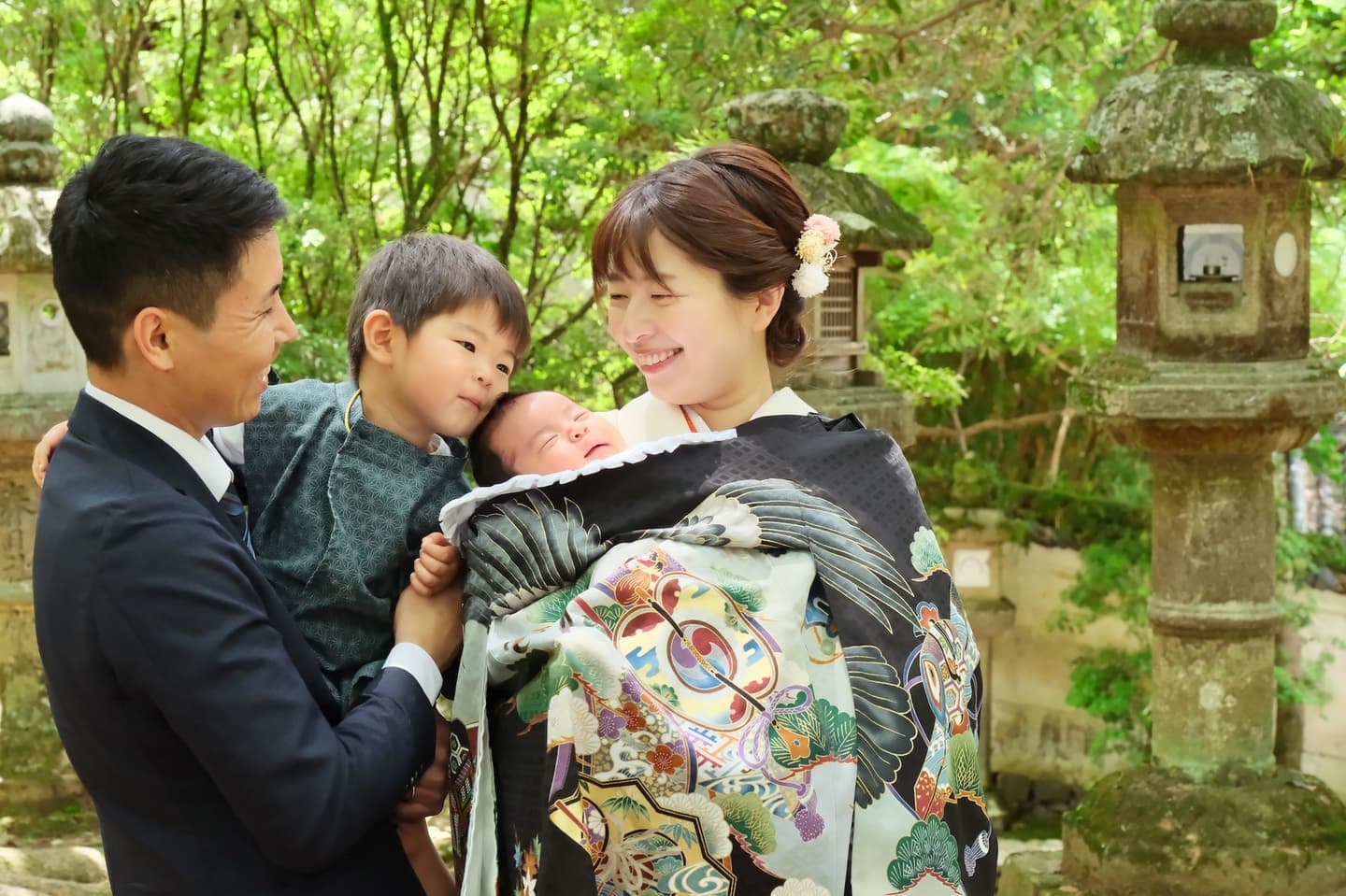 お宮参りの赤ちゃんの家族写真