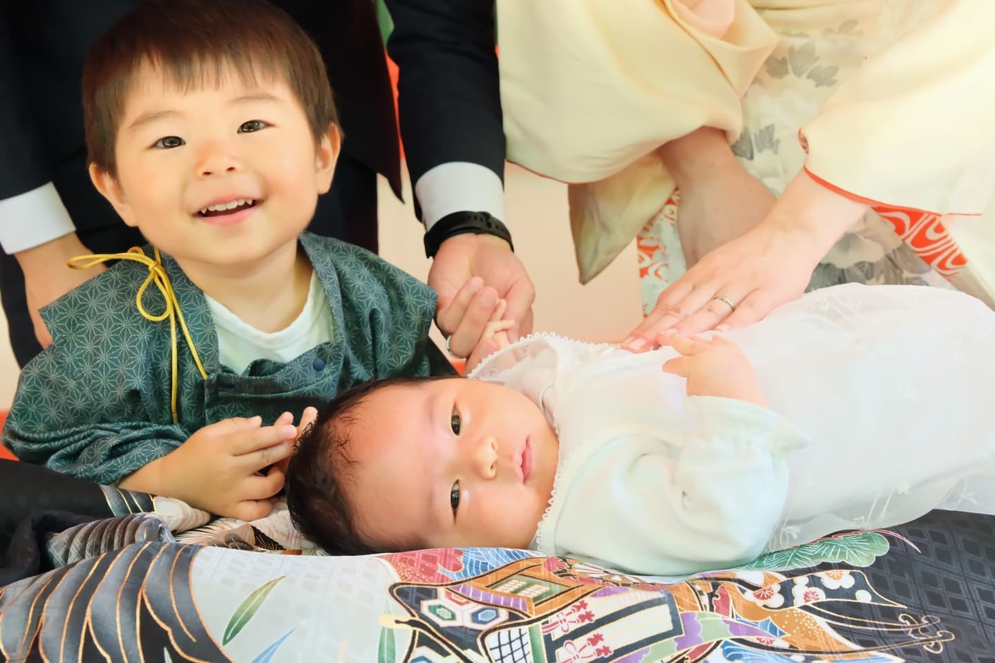お宮参りの赤ちゃんの家族写真