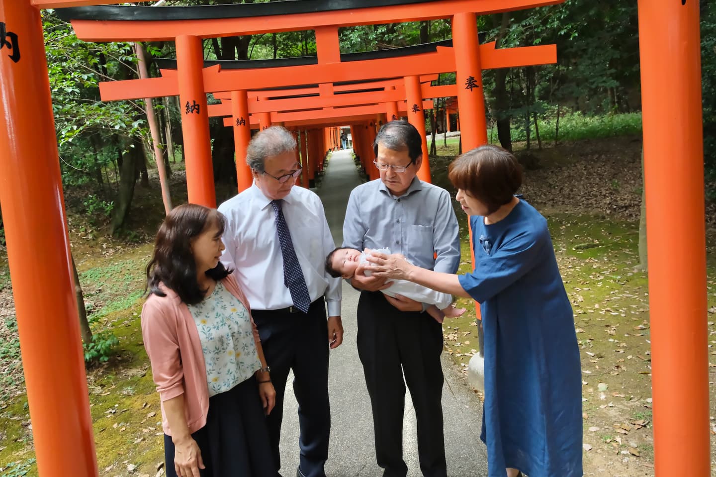 お宮参りの赤ちゃんの家族写真