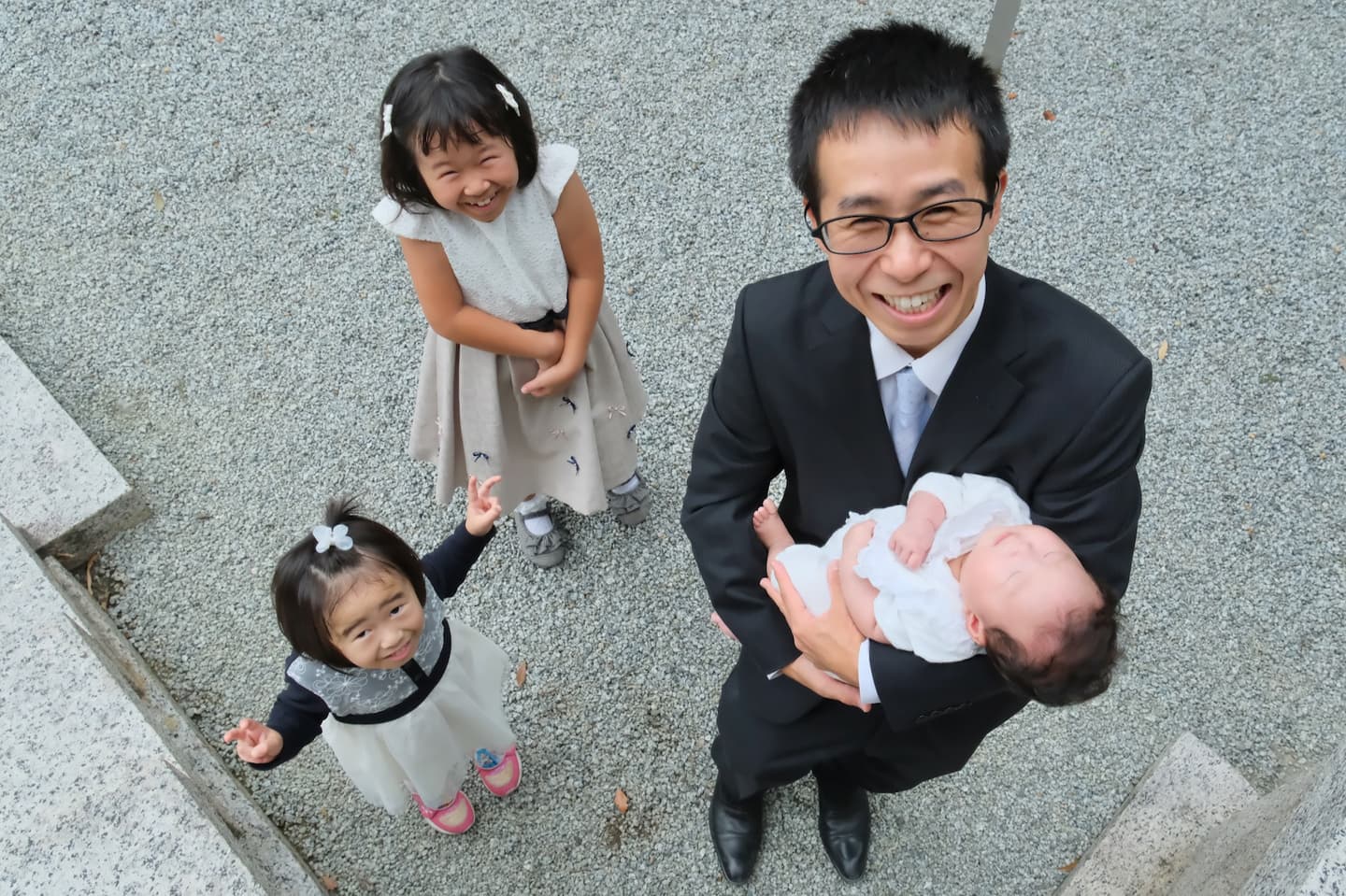 お宮参りの赤ちゃんの家族写真