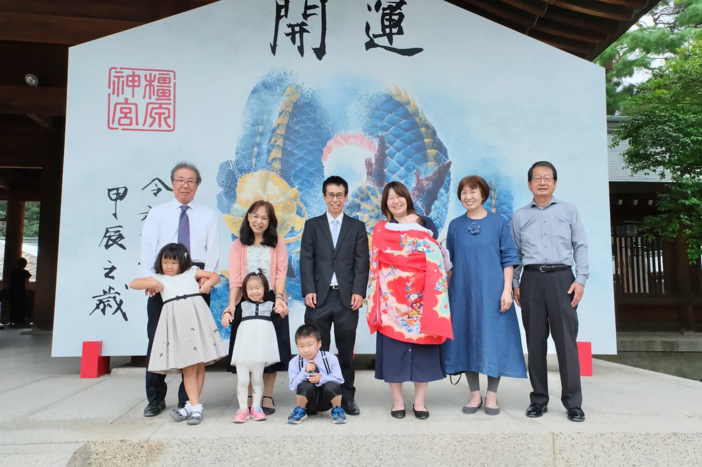 お宮参りの赤ちゃんの家族写真