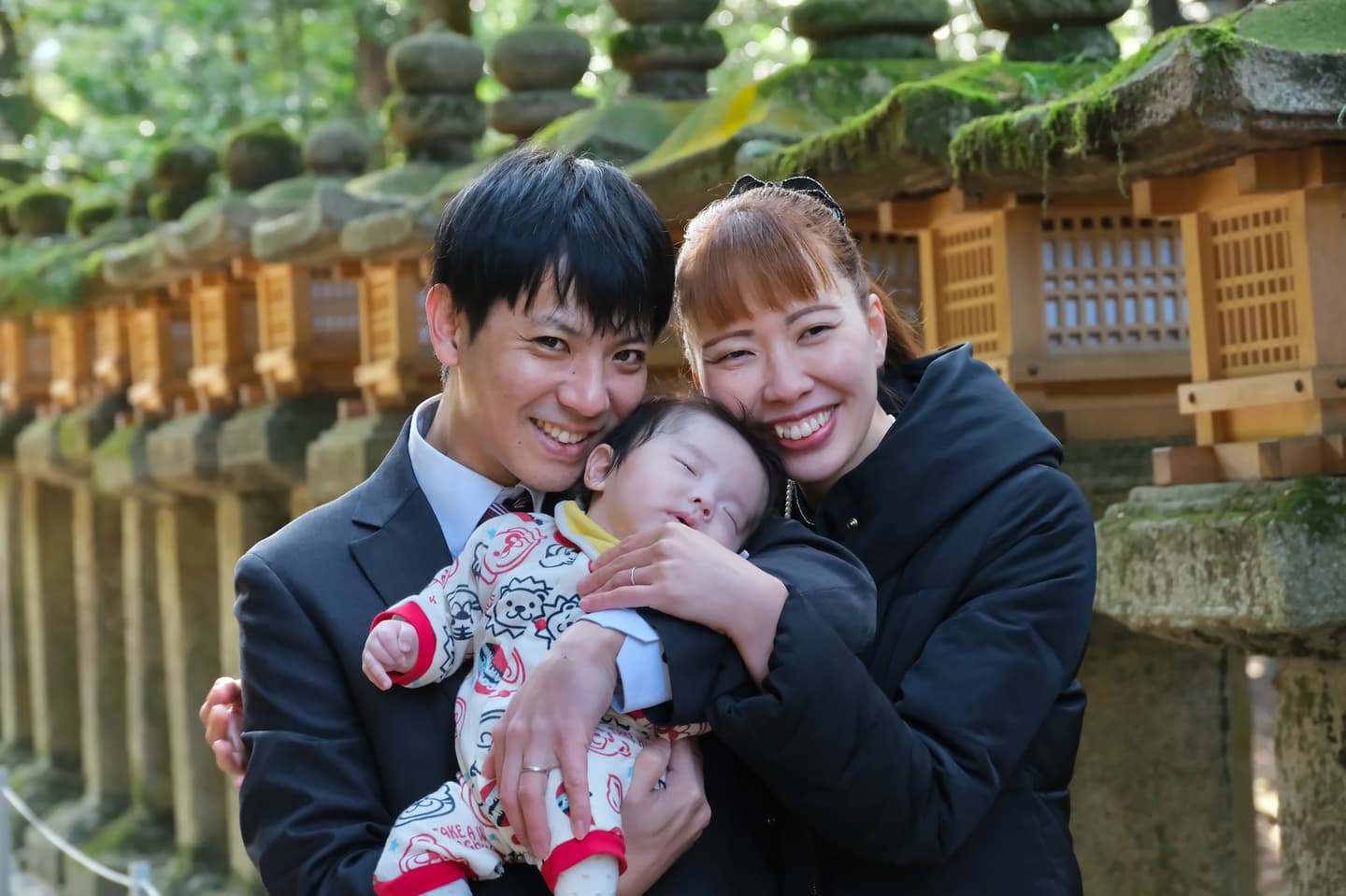 春日大社でお宮参りの赤ちゃんの家族写真