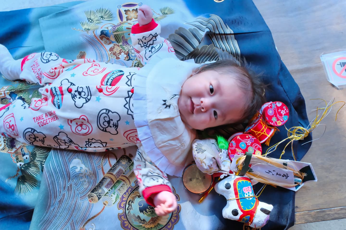 春日大社でお宮参りの赤ちゃんの家族写真