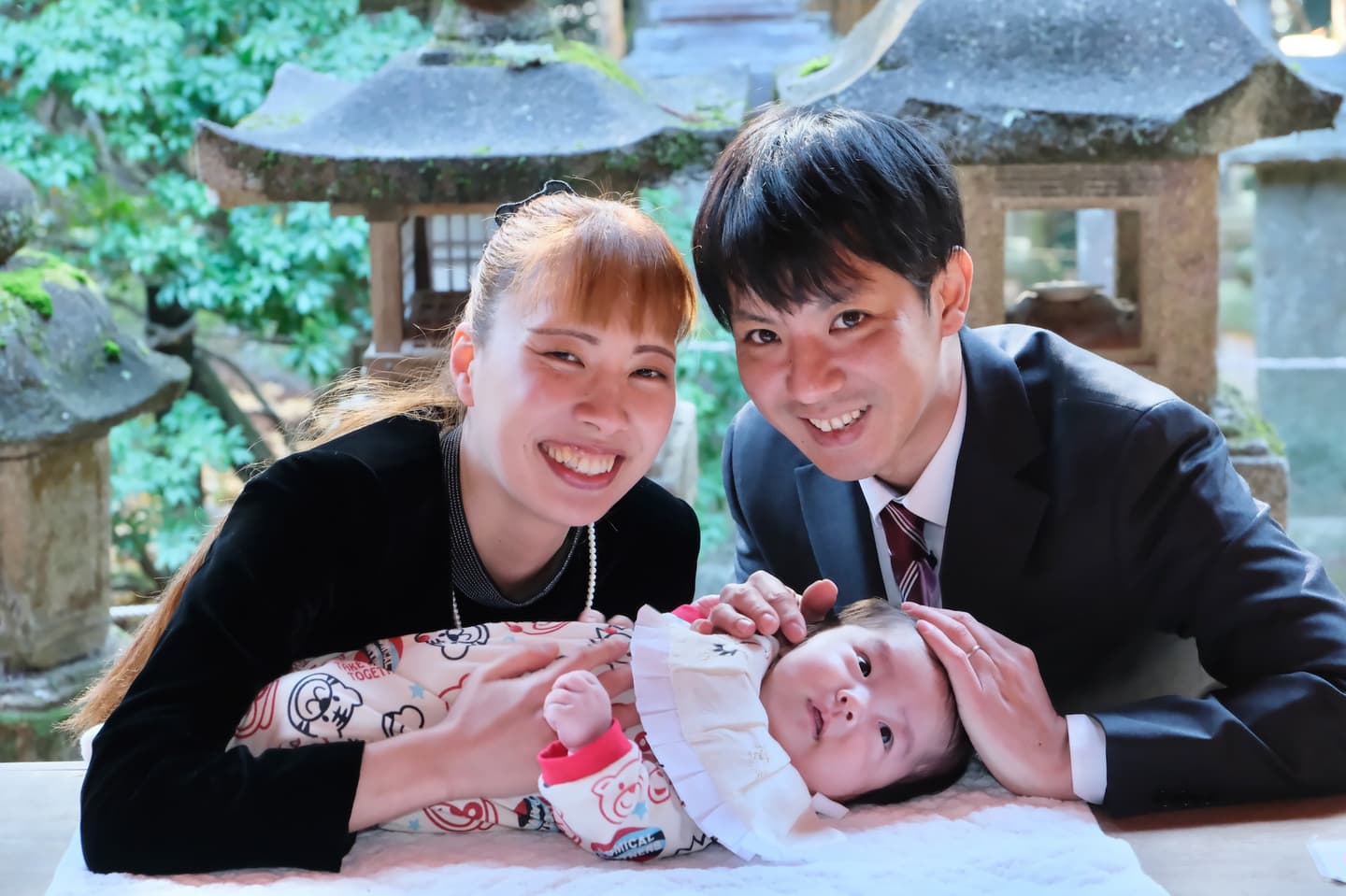 春日大社でお宮参りの赤ちゃんの家族写真