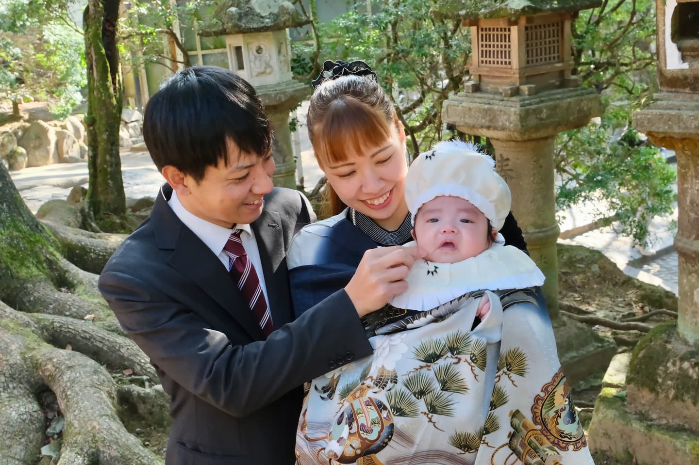春日大社でお宮参りの赤ちゃんの家族写真
