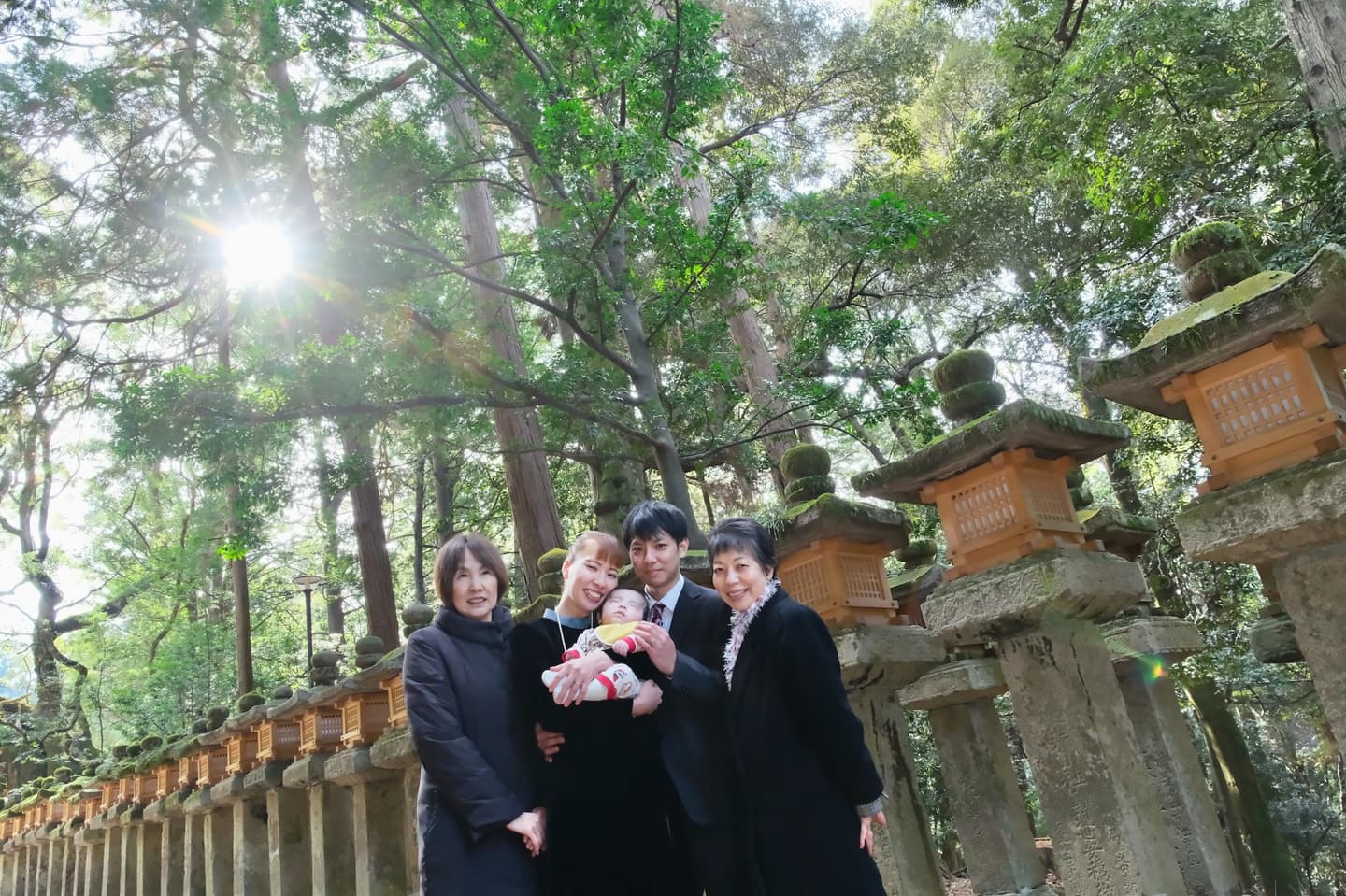 春日大社でお宮参りの赤ちゃんの家族写真