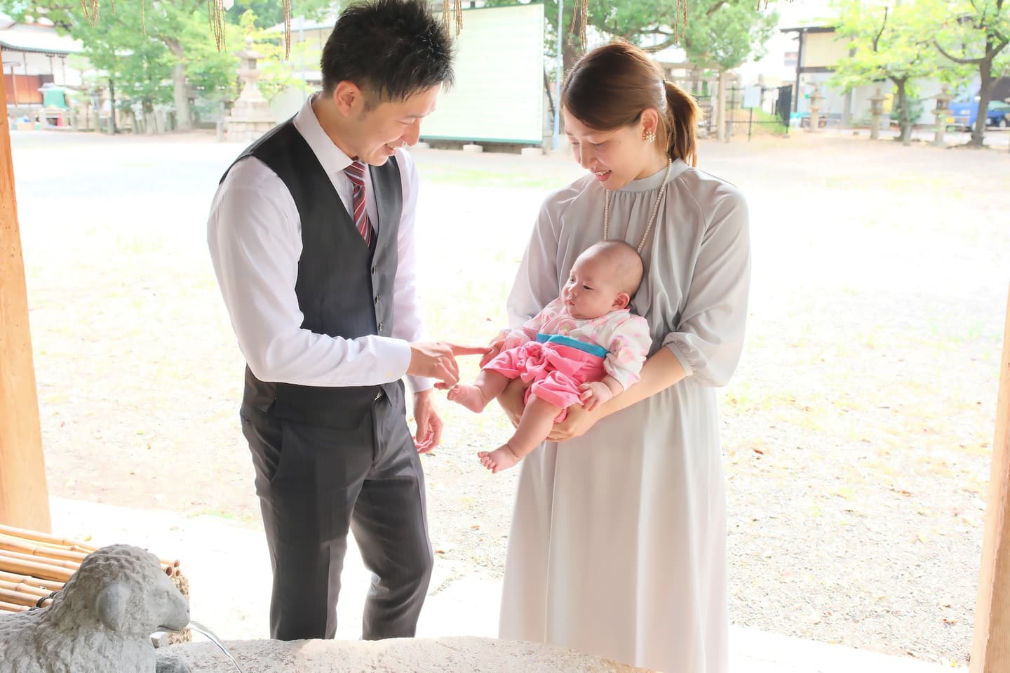 泉穴師神社でお宮参りをしている家族