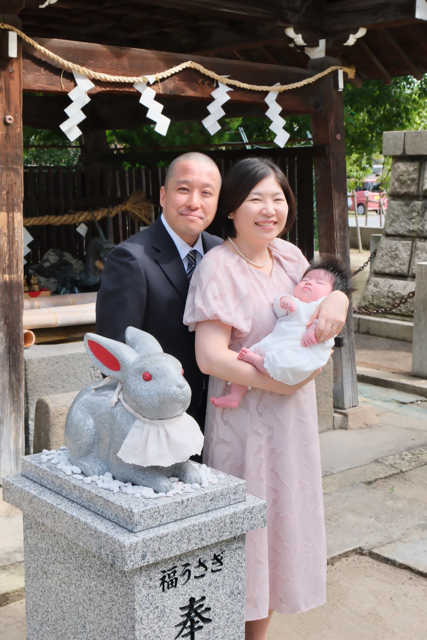 高浜神社でお宮参りをする家族