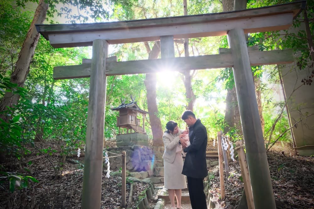 冬の神社でのお宮参りの写真