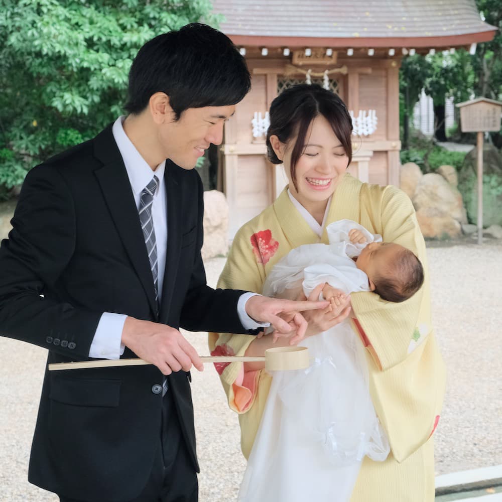 神社にお宮参りに来た赤ちゃん