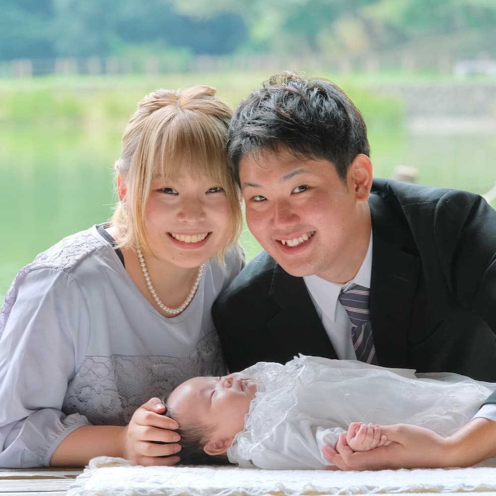 神社にお宮参りに来た赤ちゃん