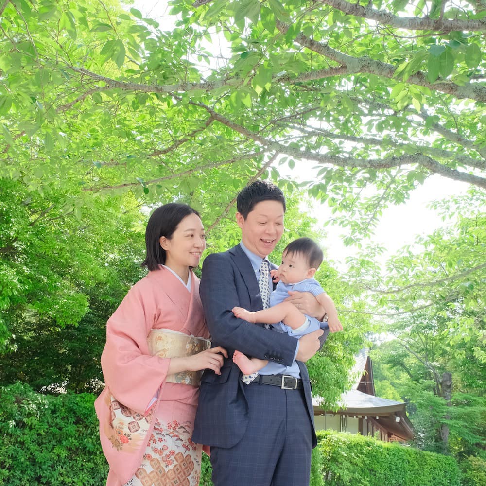 神社にお宮参りに来た赤ちゃん