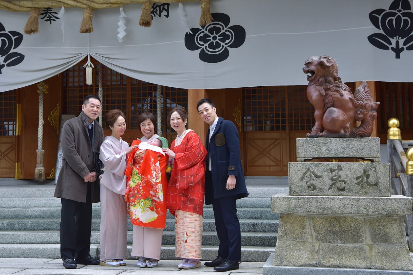 岸城神社でお宮参りをした赤ちゃんと家族
