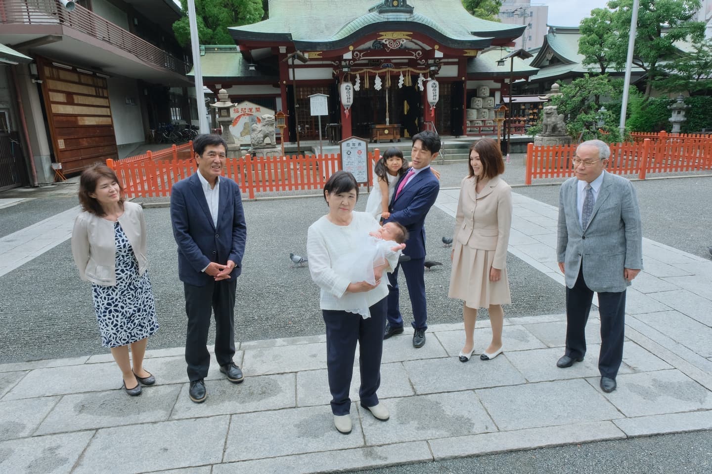 開口神社でお宮参りをした赤ちゃんと家族
