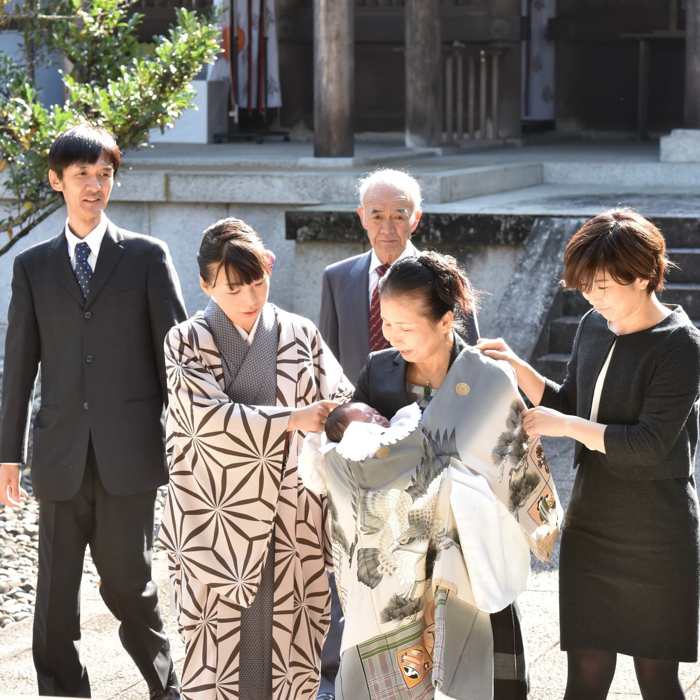 吉野神宮でお宮参りをした赤ちゃんと家族