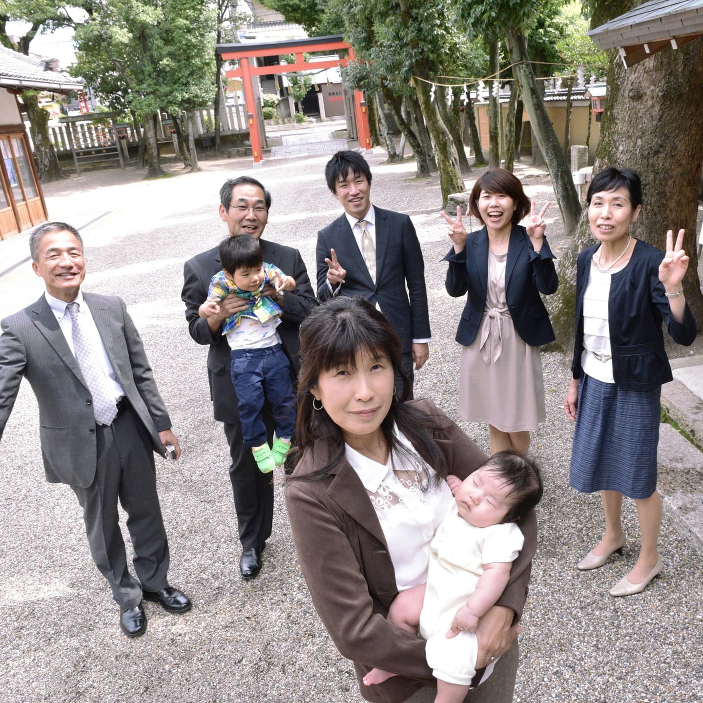率川神社でお宮参りをした赤ちゃんと家族