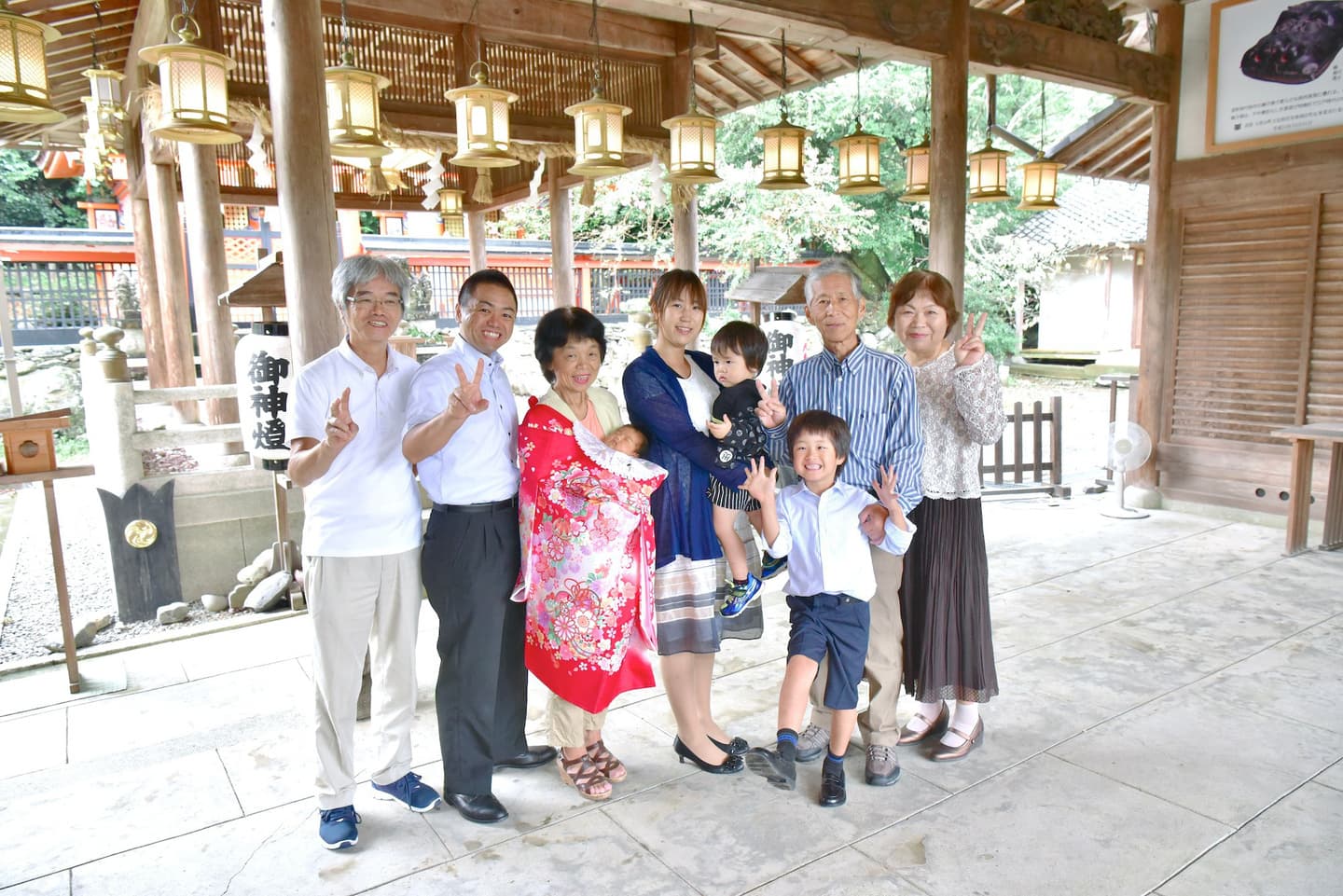 丹生官省符神社でお宮参りをした赤ちゃんと家族