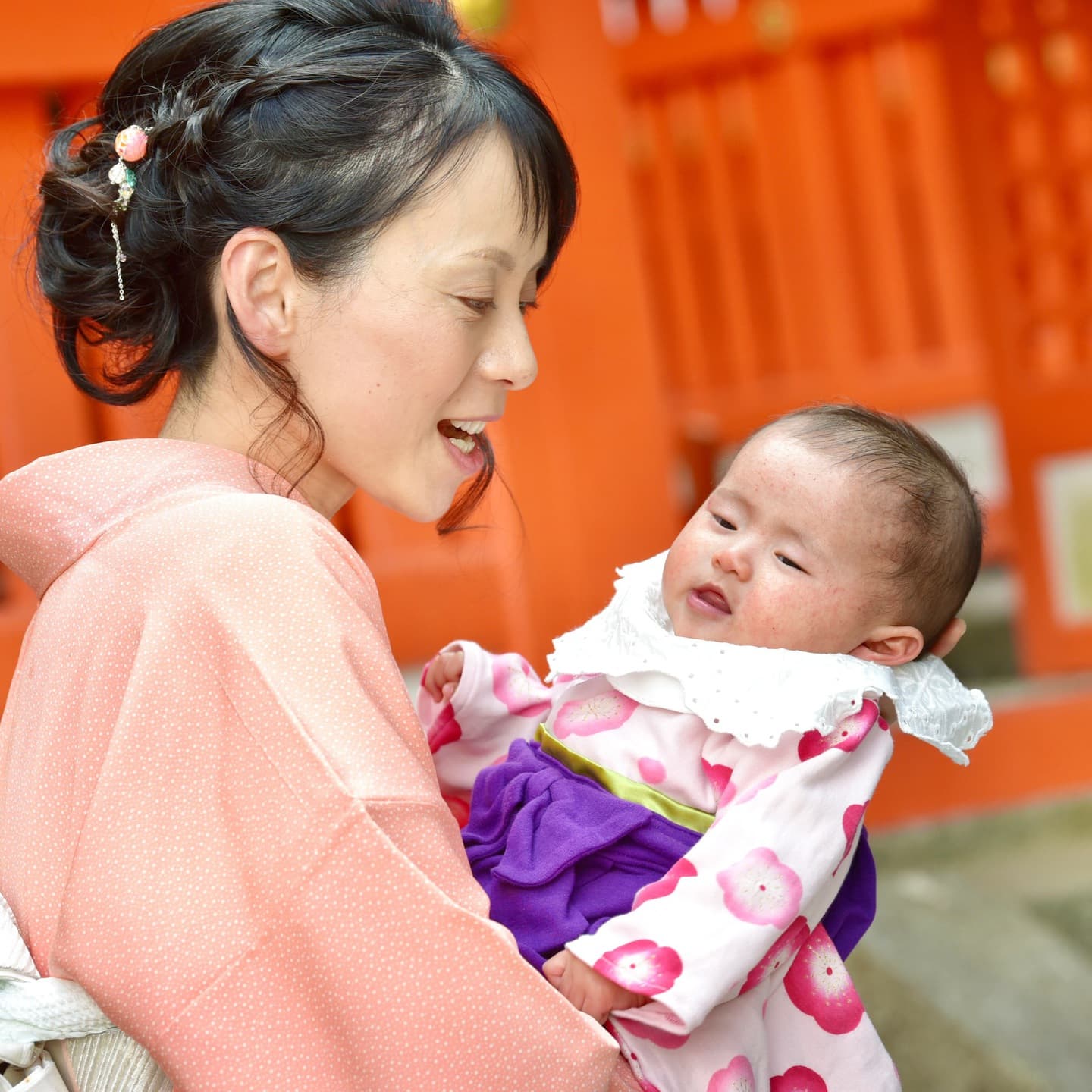熊野那智大社でお宮参りをした赤ちゃんと家族