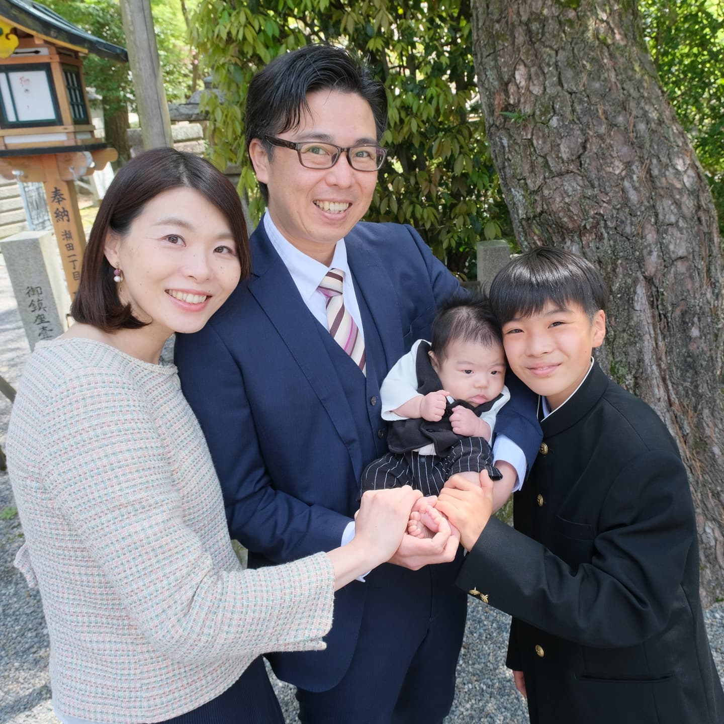 建部大社でお宮参りをした赤ちゃんと家族