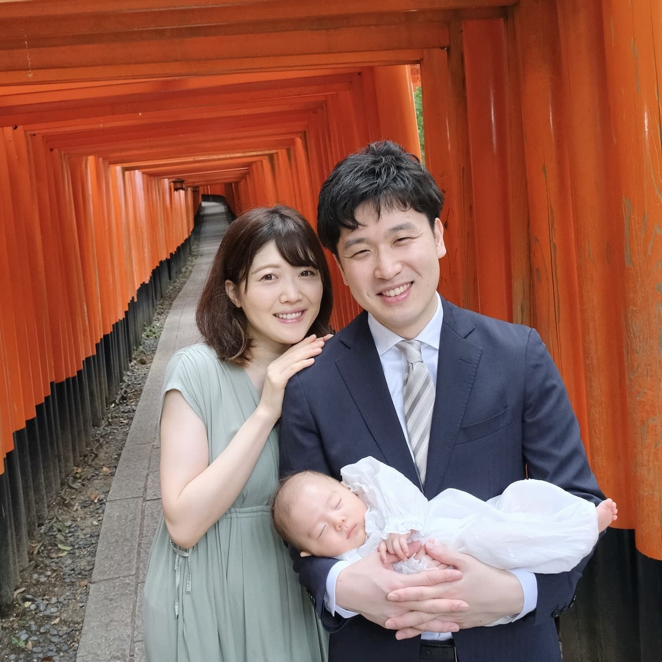 京都市の伏見稲荷大社でお宮参りをした写真