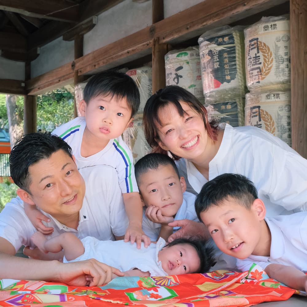 神社にお宮参りに来た赤ちゃん