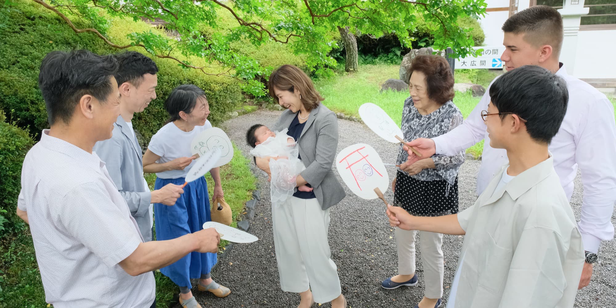 神社にお宮参りに来た赤ちゃん