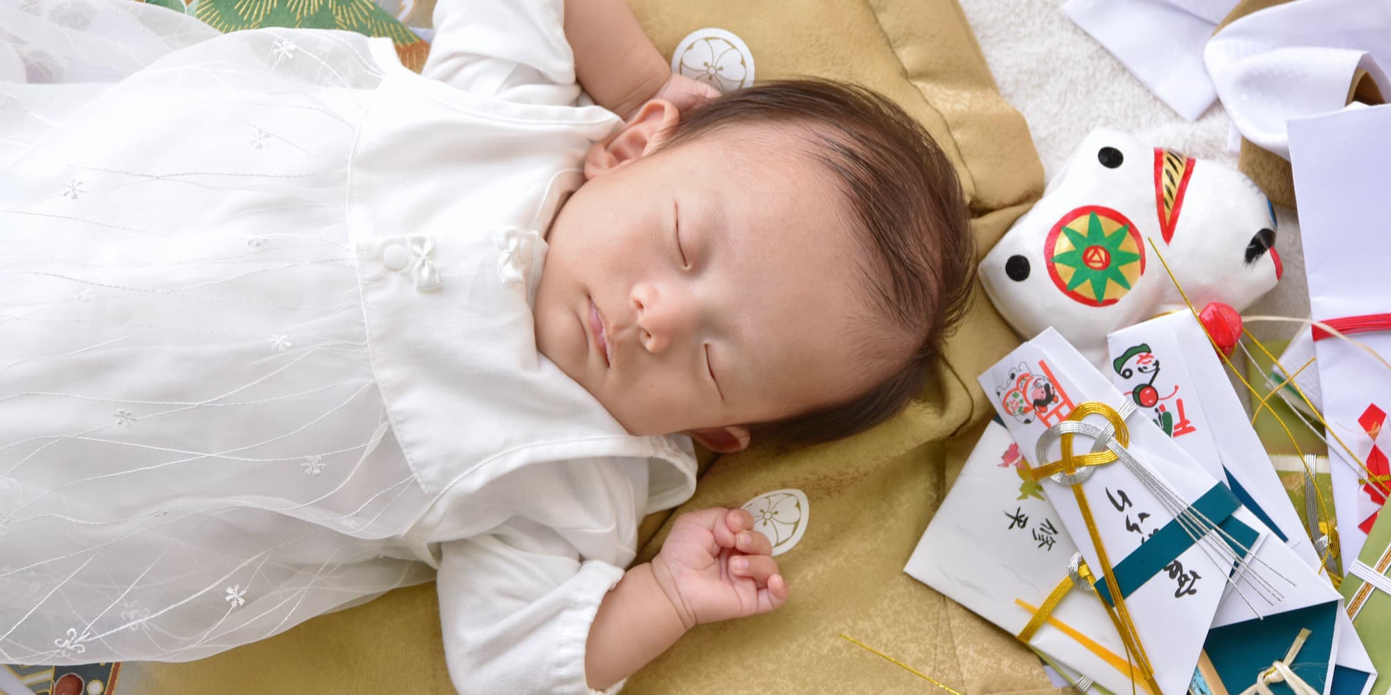 神社にお宮参りに来た赤ちゃん