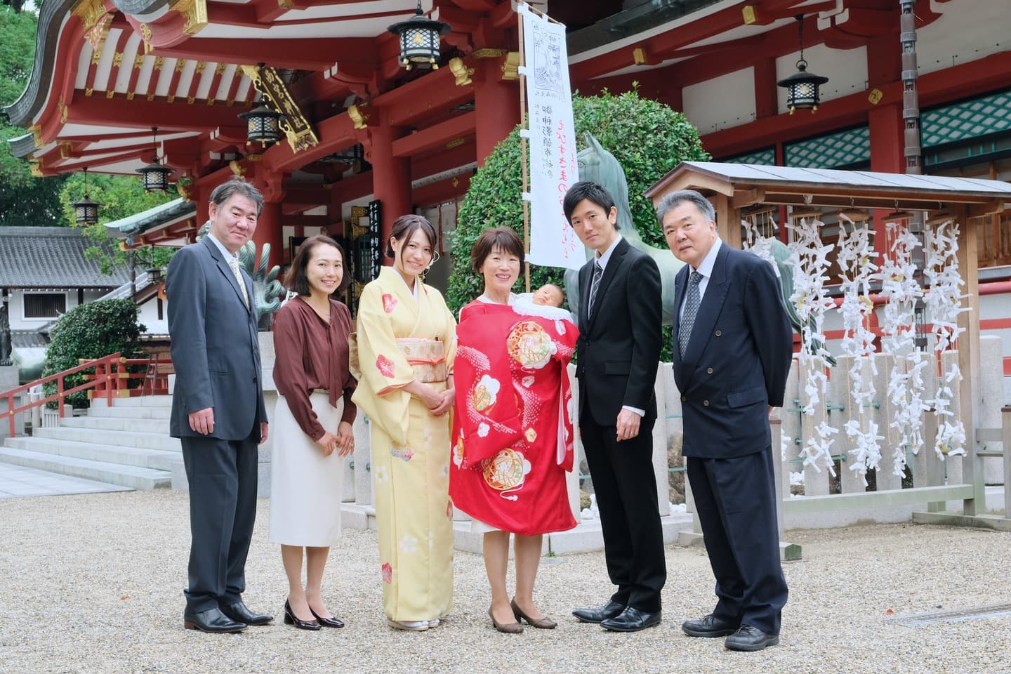西宮神社でお宮参りをする家族
