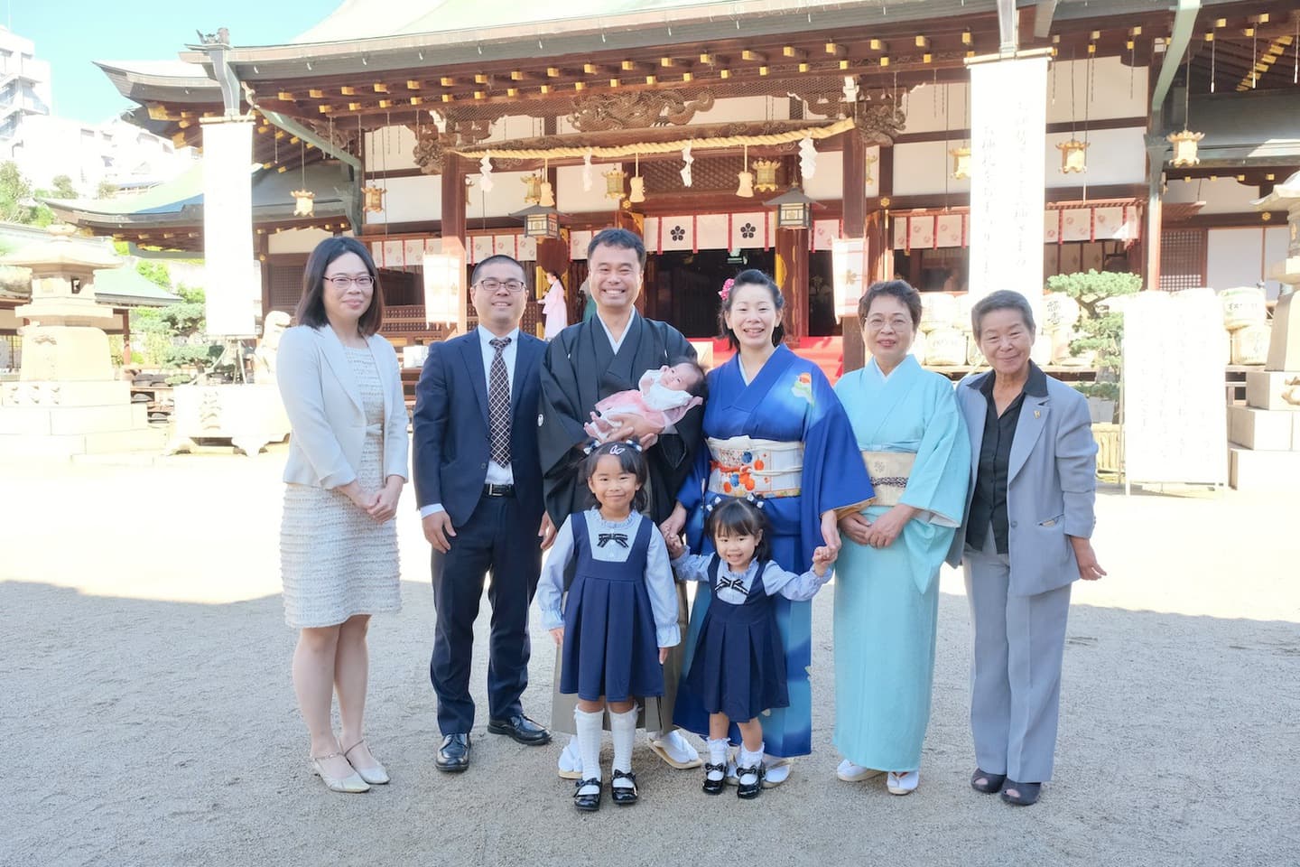 神社でお宮参りの家族写真