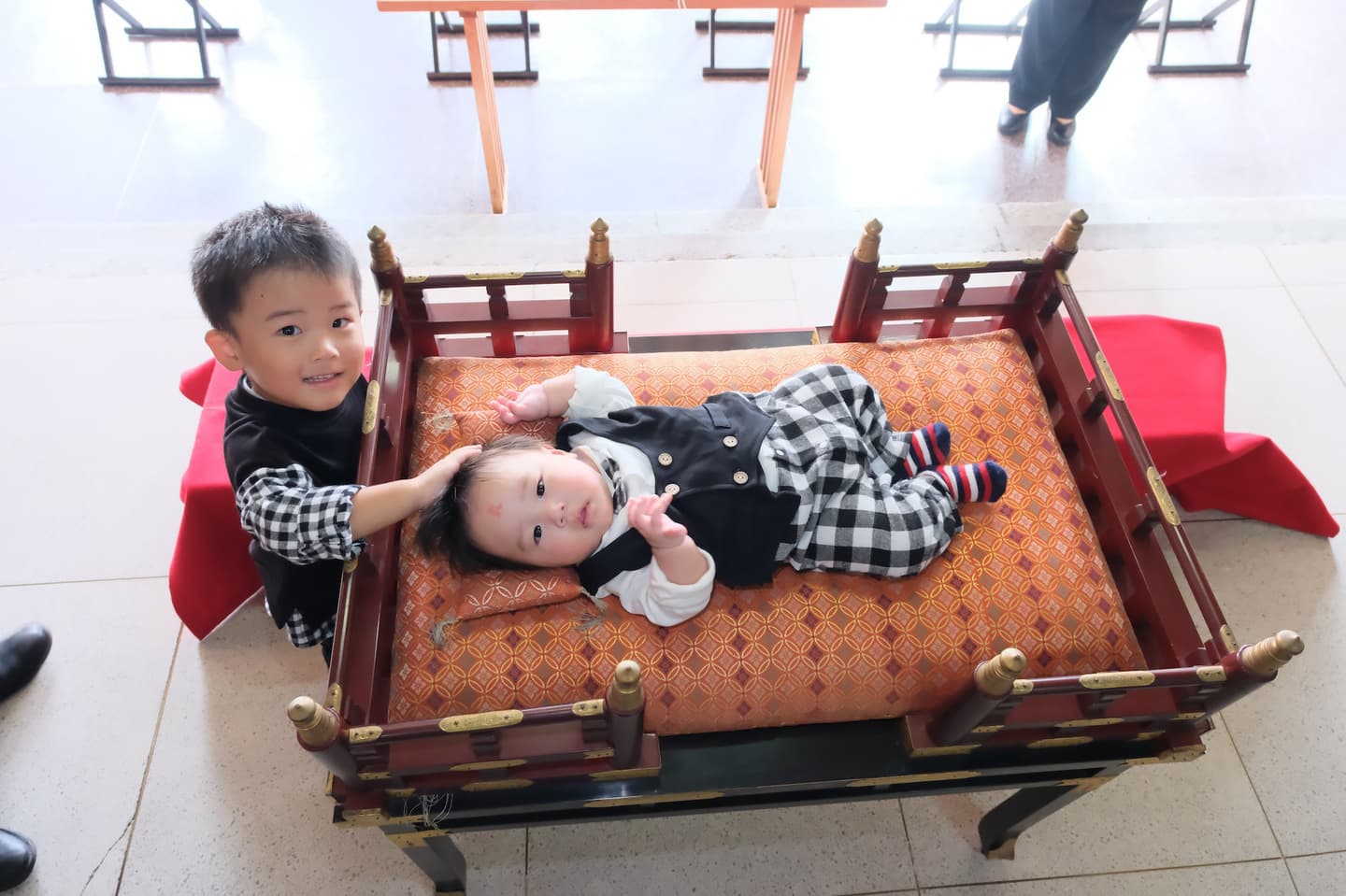 阿部野神社でのお宮参りをしている家族