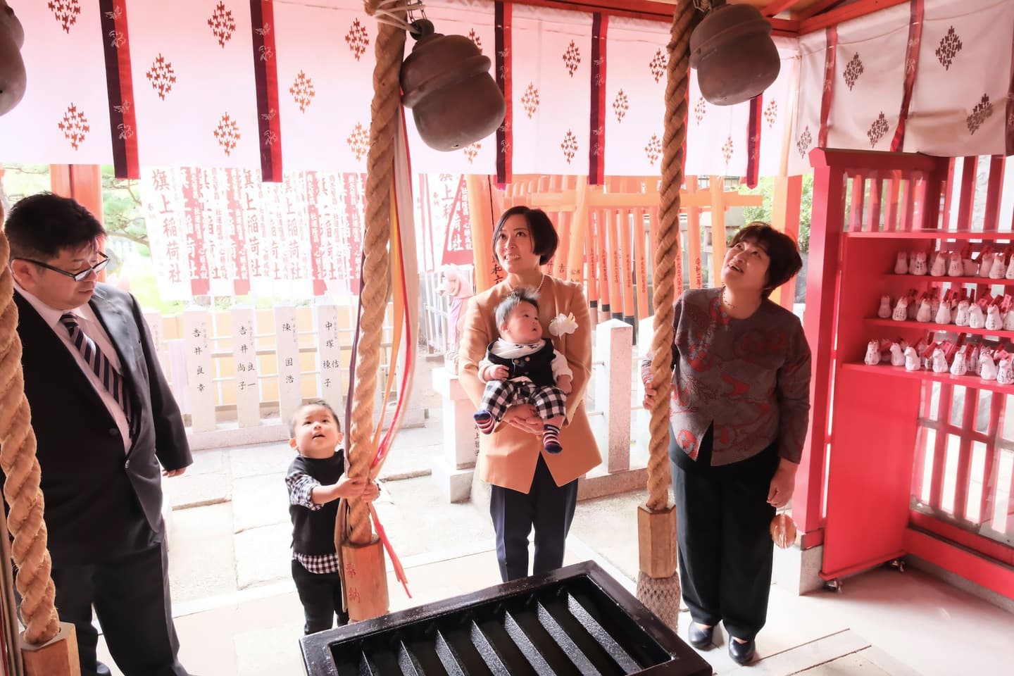 阿部野神社でお宮参りをする家族