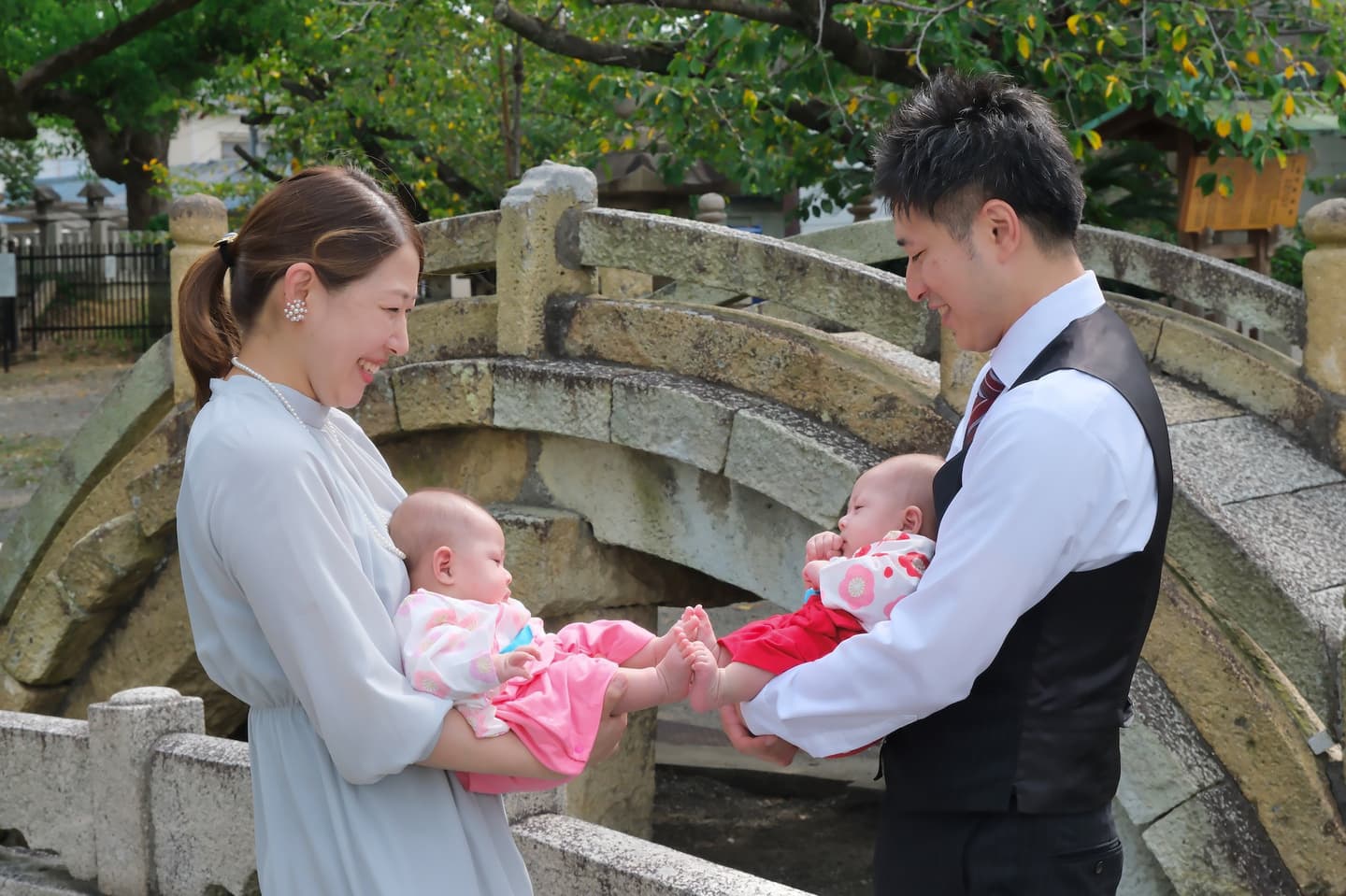 泉穴師神社でお宮参りをしている家族