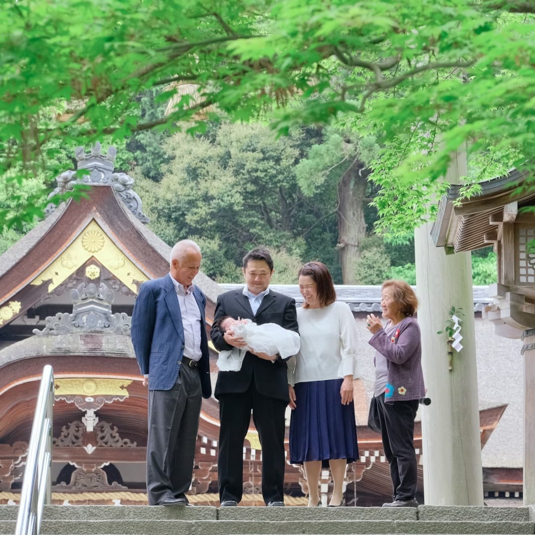 大神神社でお宮参りの赤ちゃん