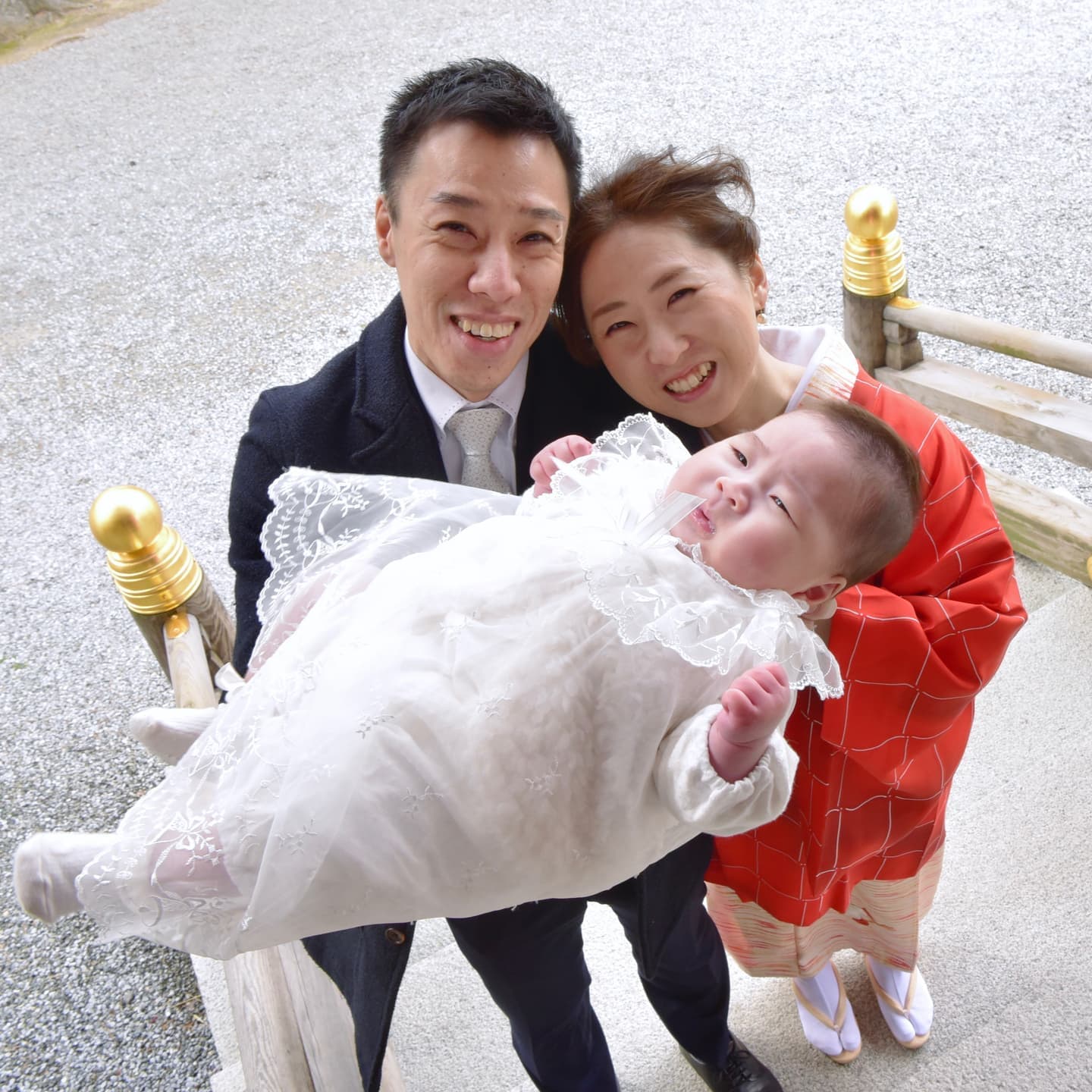 岸城神社でお宮参りをした赤ちゃんと家族