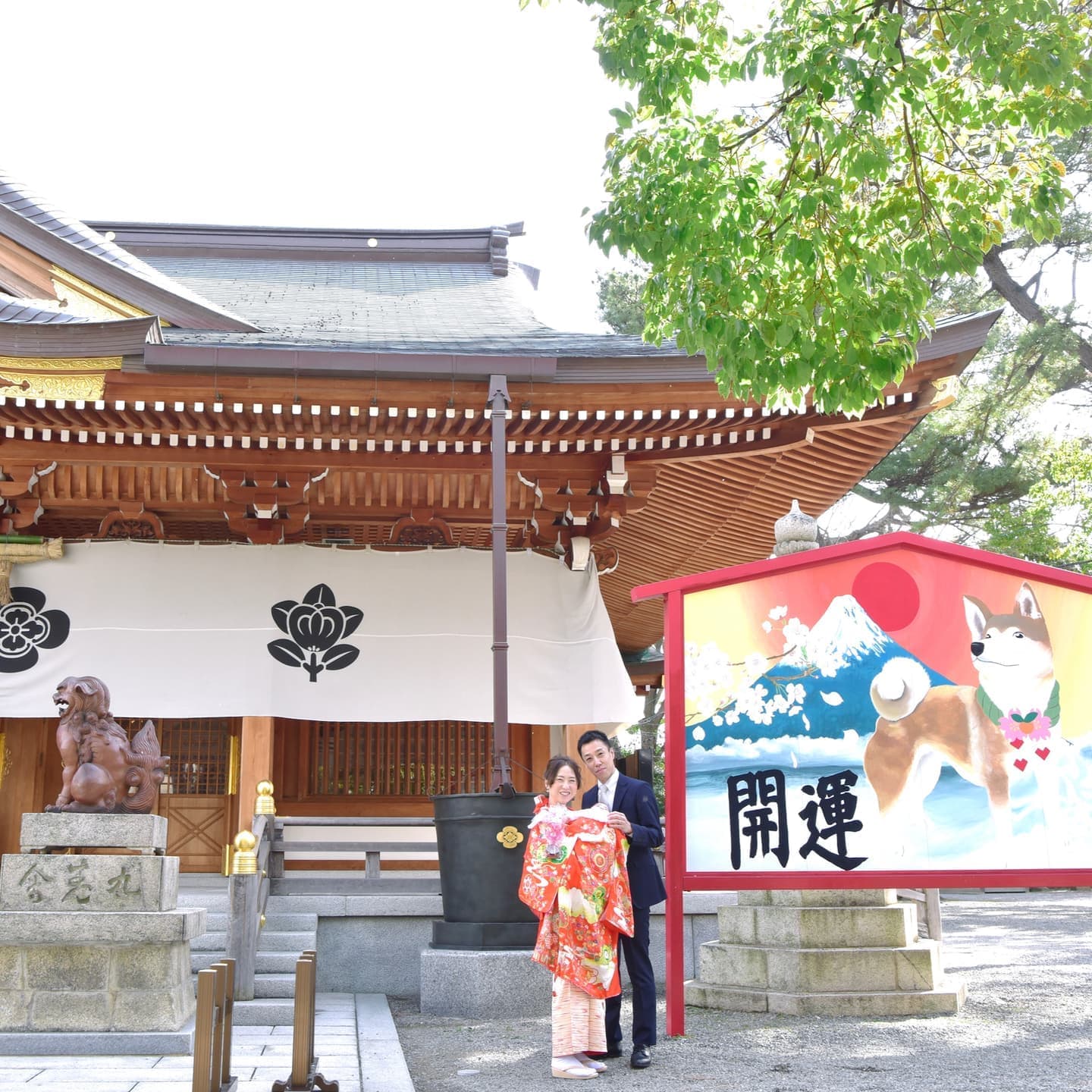 岸城神社でお宮参りをした赤ちゃんと家族