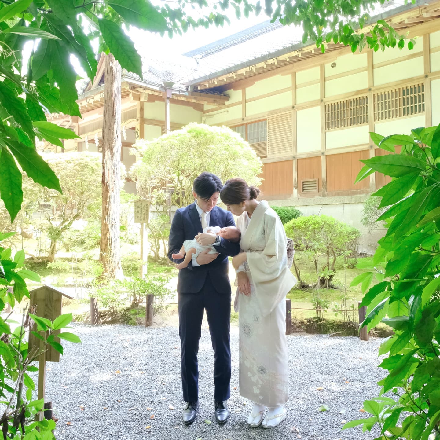 大神神社でお宮参りの赤ちゃん