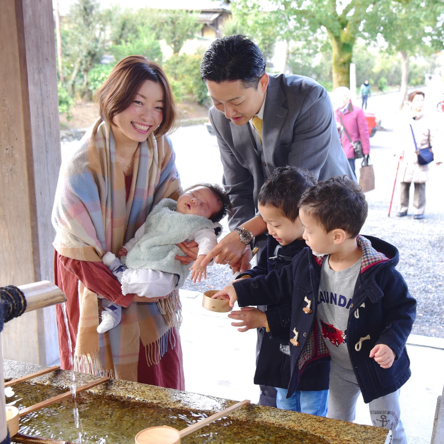 吉田神社でお宮参りの赤ちゃんと兄弟と家族