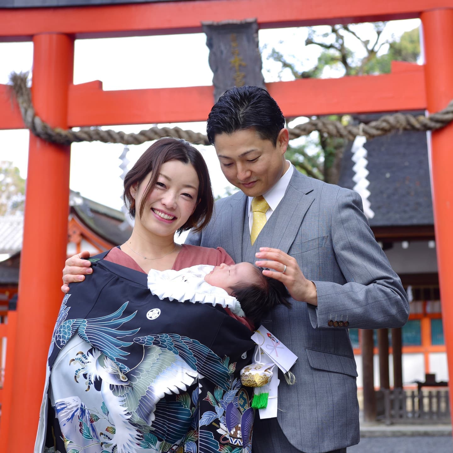吉田神社でお宮参りの赤ちゃんと兄弟と家族