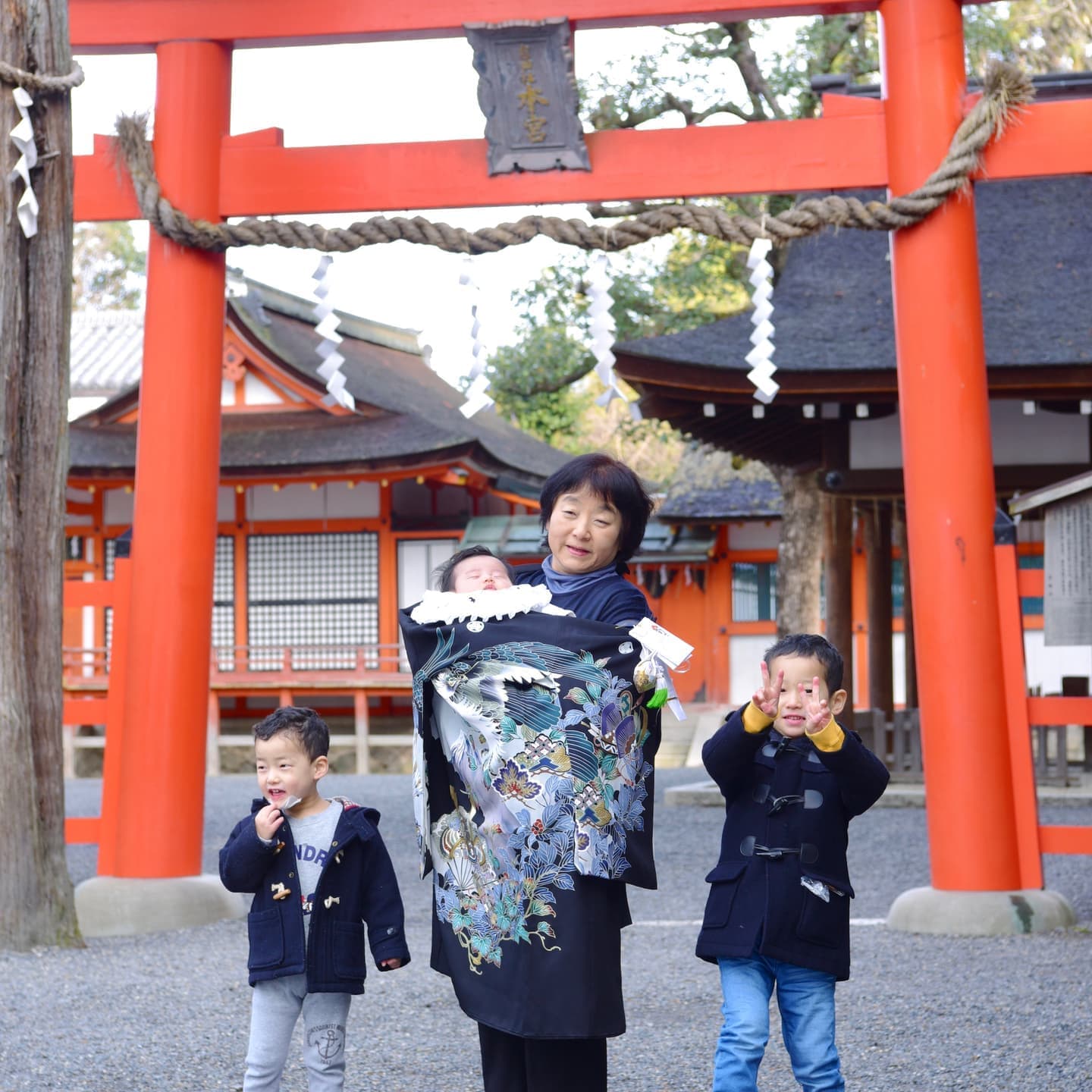 吉田神社でお宮参りの赤ちゃんと兄弟と家族
