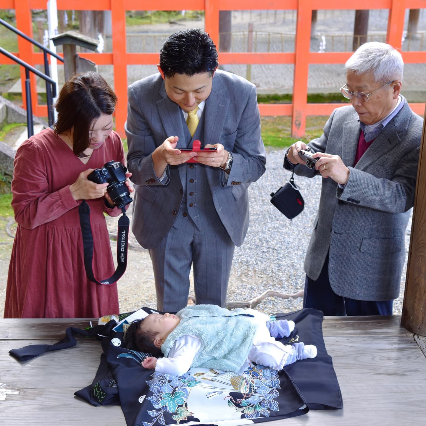 吉田神社でお宮参りの赤ちゃんと兄弟と家族