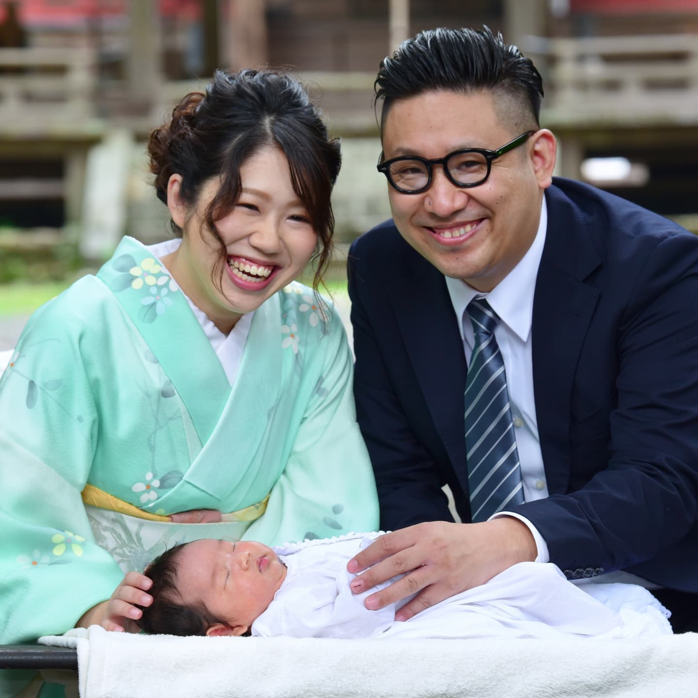 日吉大社でお宮参りをした赤ちゃんと家族